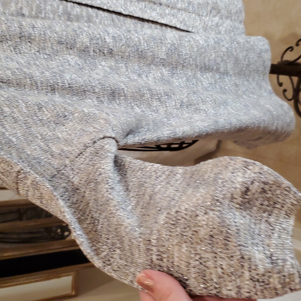 πHPπLOFT Medium Petite Sweater w/ Sparkly Metallic Silver Threading!πππ - Picture 5 of 16
